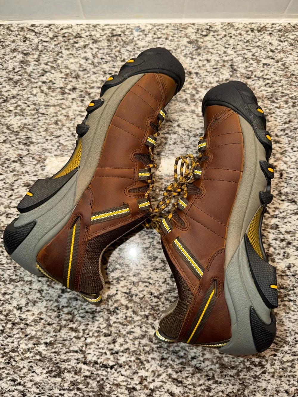 KEEN Men's Targhee II Waterproof Hiking Shoes Size 10.5 Cascade Brown Low/ clean